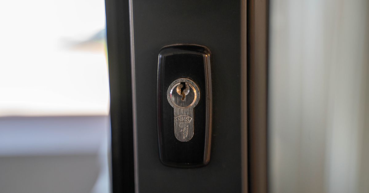Single-Cylinder vs. Double-Cylinder Deadbolt Installation: Choosing the Right Fit for Your LA Home — Ventura Blvd Locksmith